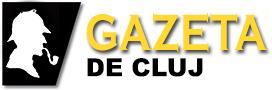 Logo pentru Gazeta de Cluj cu o siluetă albă a unei persoane cu o pălărie de cerb și pipă pe un fundal negru, alături de un text alb și galben, simboliz&acirc;nd claritatea, cum ar fi obținerea online a unui autoturism mai ieftin.